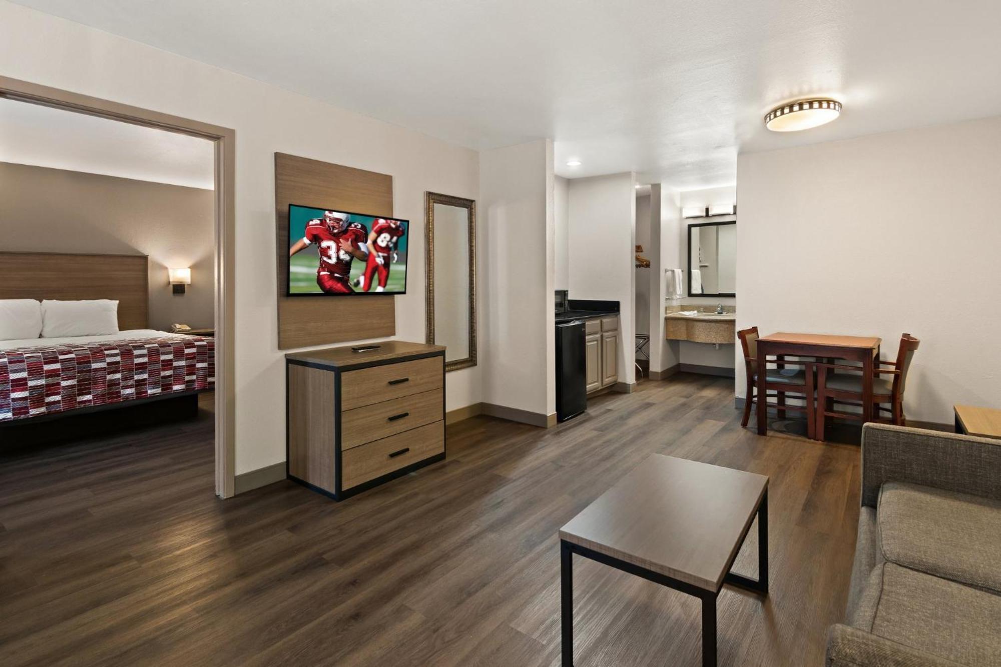 Red Roof Inn & Suites Irving - Dfw Airport South Eksteriør bilde