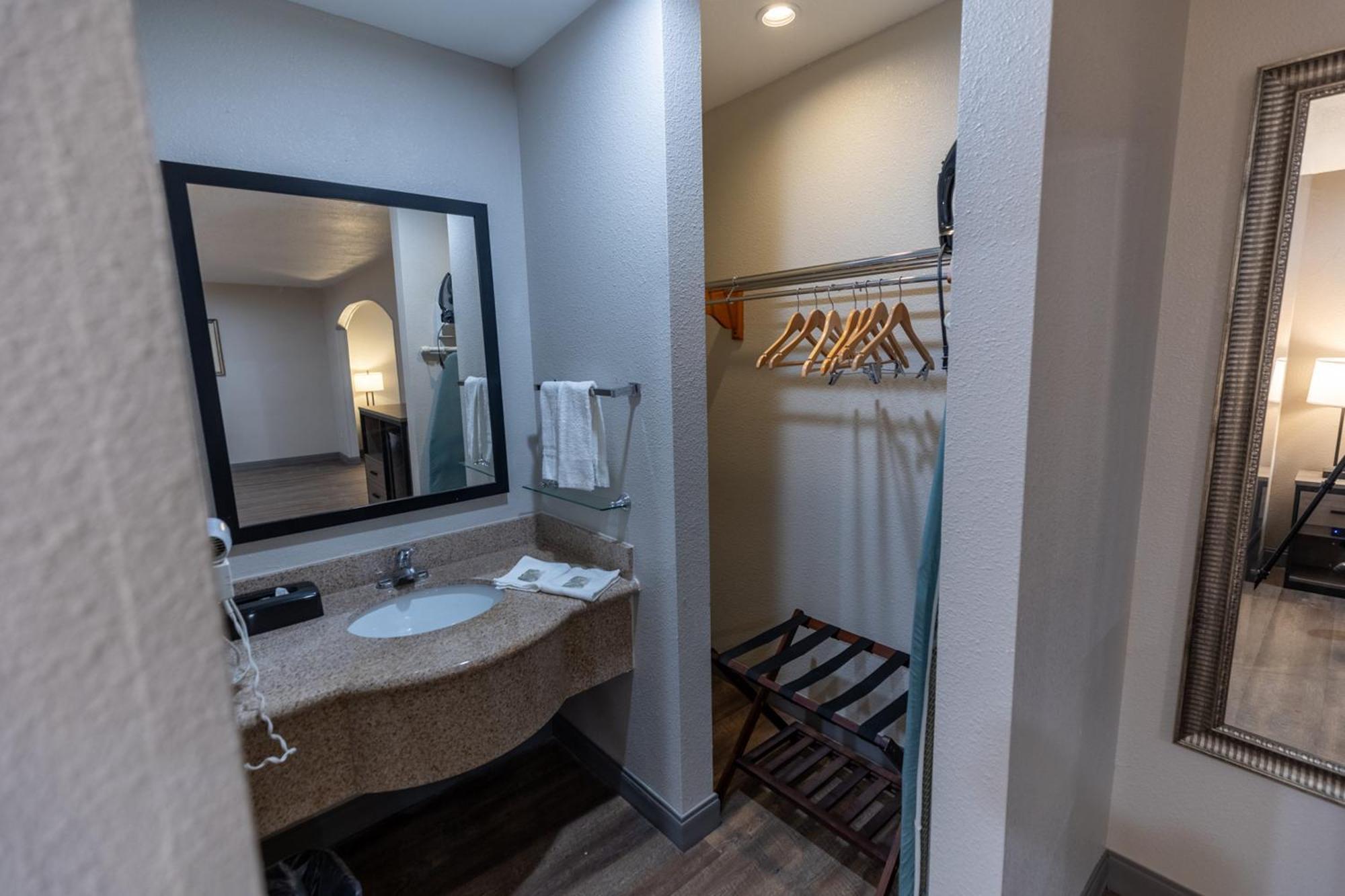Red Roof Inn & Suites Irving - Dfw Airport South Eksteriør bilde