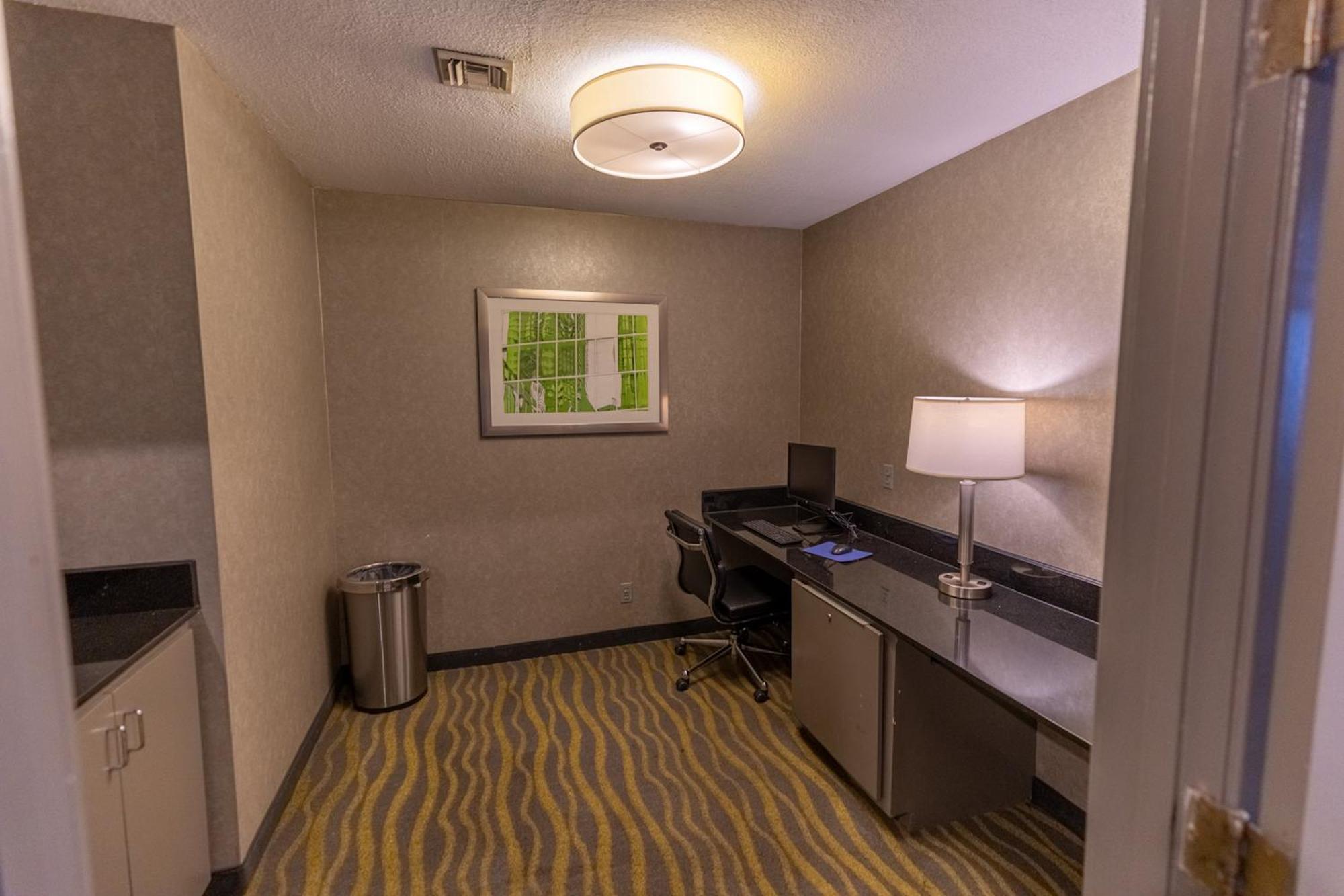 Red Roof Inn & Suites Irving - Dfw Airport South Eksteriør bilde